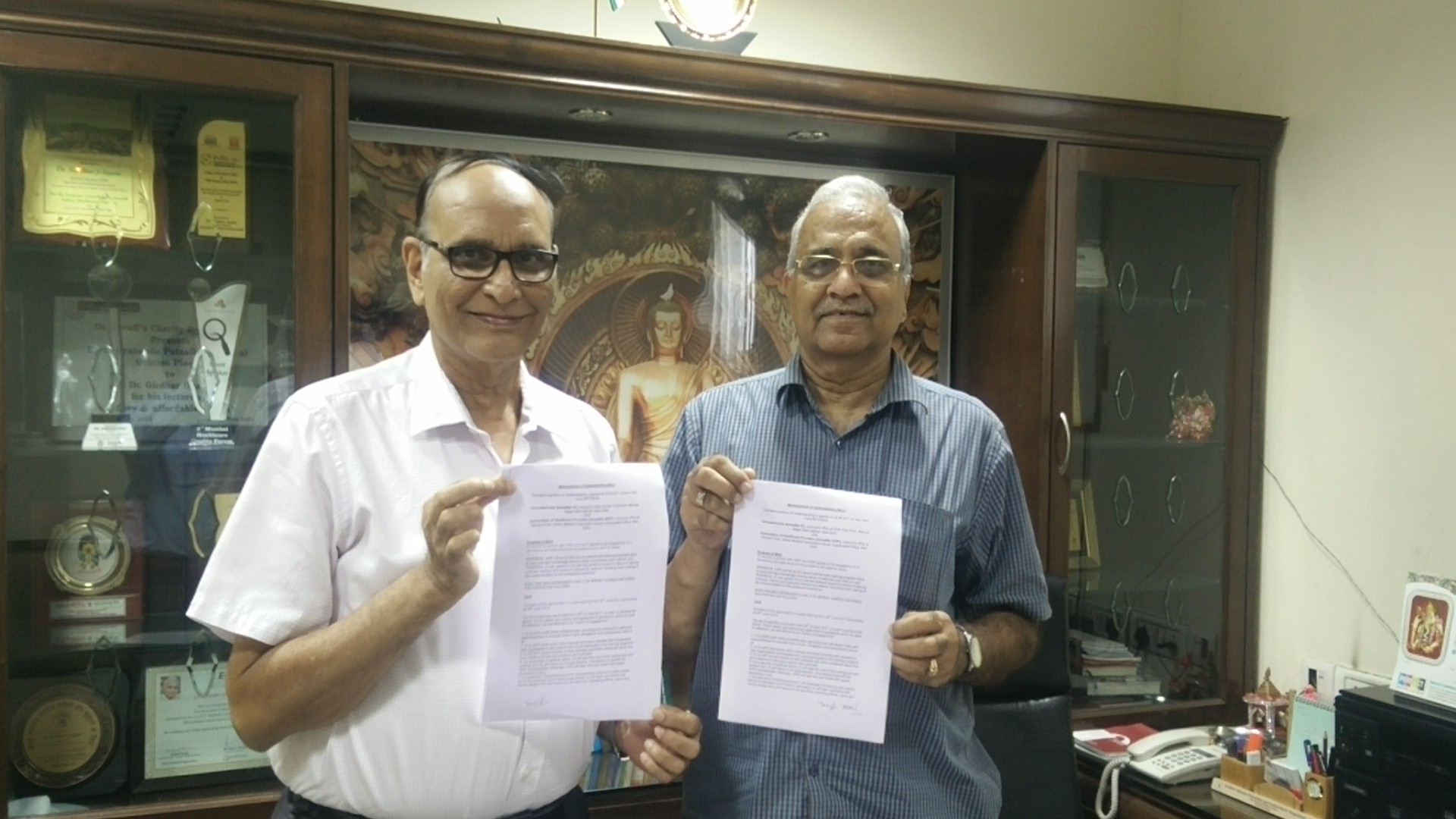 Dr V K Singh and Dr Girdhar Gyani exchanging MoU copies